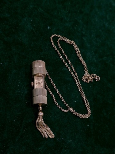 Collana lunga con ciondolo