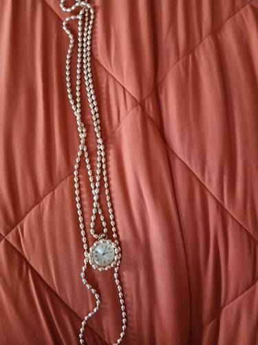 Collana con ciondolo tono oro